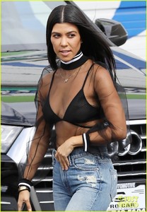 khloe-kourtney-kardashian-leave-the-studio-04.jpg