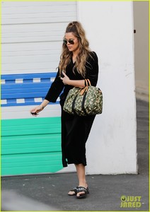 khloe-kourtney-kardashian-leave-the-studio-06.jpg