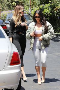 kim-kardashian-and-khloe-kardashian-filming-their-reality-show-at-chin-chin-restaurant-in-studio-city-07-26-2017-10.jpg