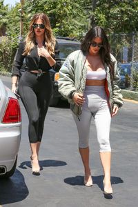 kim-kardashian-and-khloe-kardashian-filming-their-reality-show-at-chin-chin-restaurant-in-studio-city-07-26-2017-12.jpg