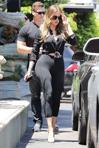kim-kardashian-and-khloe-kardashian-filming-their-reality-show-at-chin-chin-restaurant-in-studio-city-07-26-2017-7.jpg