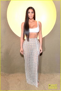 kim-kardashian-steps-out-in-style-to-celebrate-balmain-l-a-boutique-opening-01.jpg