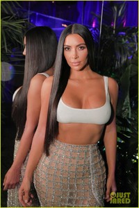 kim-kardashian-steps-out-in-style-to-celebrate-balmain-l-a-boutique-opening-07.jpg