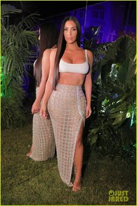kim-kardashian-steps-out-in-style-to-celebrate-balmain-l-a-boutique-opening-09.jpg