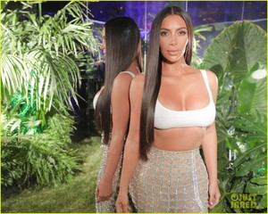 kim-kardashian-steps-out-in-style-to-celebrate-balmain-l-a-boutique-opening-10.jpg