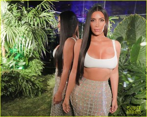 kim-kardashian-steps-out-in-style-to-celebrate-balmain-l-a-boutique-opening-11.jpg