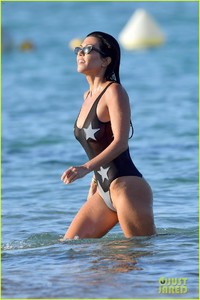 kourtney-kardashian-boyfriend-younes-bendjima-flaunt-pda-in-water-02.jpg