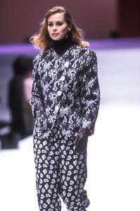 laura-biagiotti-fw-1992-1.thumb.JPEG.29b0955c610405b655df721cebdc3c21.JPEG