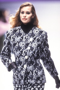 laura-biagiotti-fw-1992-2.thumb.JPEG.cd2947ef559aba3f58af673d5f8e8f2b.JPEG