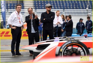 leonardo-dicaprio-tours-garages-before-formula-e-nyc-eprix-03.jpg