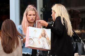 lottie-moss-and-frankie-gaff-megan-s-cafe-kings-road-london-07-24-2017-2.jpg