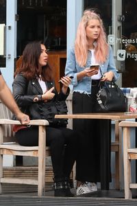 lottie-moss-and-frankie-gaff-megan-s-cafe-kings-road-london-07-24-2017-3.jpg