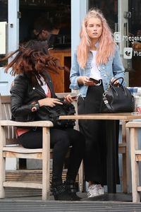 lottie-moss-and-frankie-gaff-megan-s-cafe-kings-road-london-07-24-2017-5.jpg