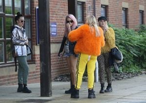 lottie-moss-with-friends-in-london-uk-07-30-2017-10.jpg