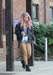 lottie-moss-with-friends-in-london-uk-07-30-2017-3.jpg
