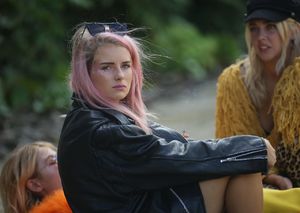 lottie-moss-with-friends-in-london-uk-07-30-2017-4.jpg