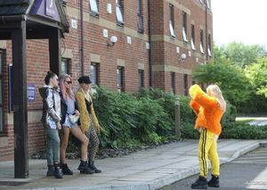 lottie-moss-with-friends-in-london-uk-07-30-2017-5.jpg