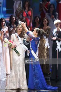 maria-gabriela-isler-miss-universe-2013-is-crowned-by-olivia-culpo-at-picture-id187488789.jpg