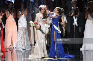 maria-gabriela-isler-miss-universe-2013-is-crowned-by-olivia-culpo-at-picture-id187488794.jpg