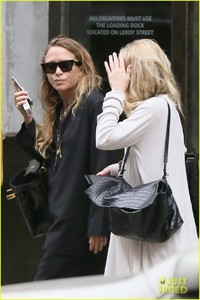 mary-kate-ashley-olsen-out-in-nyc-01.jpg