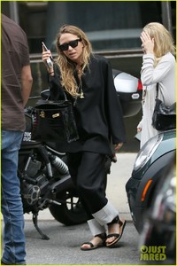 mary-kate-ashley-olsen-out-in-nyc-02.jpg