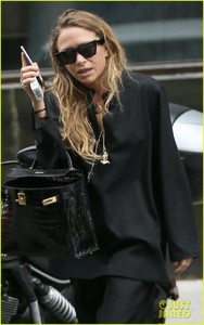 mary-kate-ashley-olsen-out-in-nyc-04.jpg