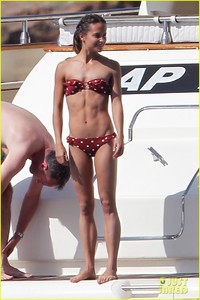 michael-fassbender-alicia-vikander-bare-hot-bodies-in-spain-01.thumb.jpg.57fc0877edefe2bc175280ab7dffc052.jpg