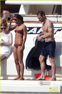 michael-fassbender-alicia-vikander-bare-hot-bodies-in-spain-03.thumb.jpg.11be1d438a48e07b499373ac5c69073e.jpg