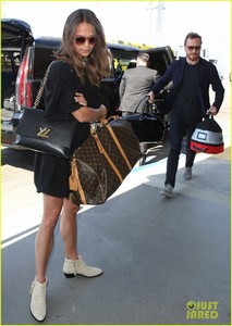 michael-fassbender-alicia-vikander-catch-a-flight-out-of-la-02.thumb.jpg.9e590116b5590dbdd668623e1675e333.jpg