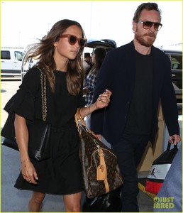 michael-fassbender-alicia-vikander-catch-a-flight-out-of-la-03.thumb.jpg.a10a40d0d12838628549e9910bea0dd6.jpg