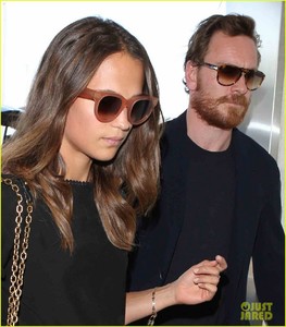 michael-fassbender-alicia-vikander-catch-a-flight-out-of-la-07.thumb.jpg.0f2f558f4e4935e1970b6b332d513c98.jpg