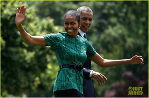 michelle-obama-almosts-has-wardrobe-malfunction-04.jpg