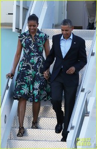 michelle-obama-almosts-has-wardrobe-malfunction-05.jpg