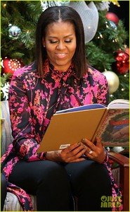 michelle-obama-and-ryan-seacrest-read-christmas-classics-at-childrens-hospital-03.jpg
