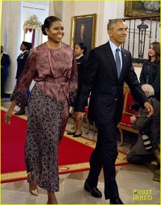 michelle-obama-holds-hands-with-barack-at-medal-of-freedom-01.jpg