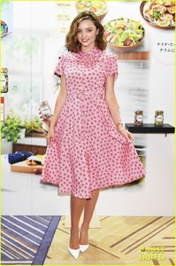 miranda-kerr-dons-an-apron-and-star-printed-dress-in-tokyo-02.thumb.jpg.059ec1a2cc7b4bdcc4c9de0bb6ecb38d.jpg