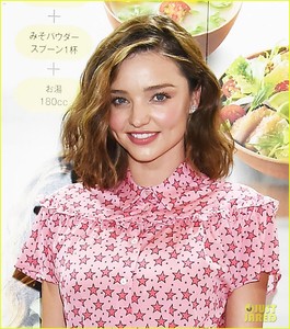 miranda-kerr-dons-an-apron-and-star-printed-dress-in-tokyo-03.thumb.jpg.7e87dcbf7c381770045541f8d4905f26.jpg
