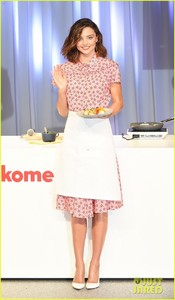 miranda-kerr-dons-an-apron-and-star-printed-dress-in-tokyo-04.thumb.jpg.54deea421b2531fbc7cd61aaa7e203c2.jpg