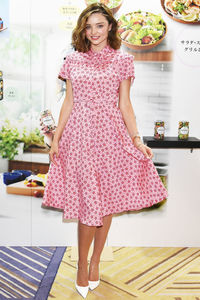 miranda-kerr-japan-pink.thumb.jpg.48a78ca3b1298f227273499a238a76a3.jpg