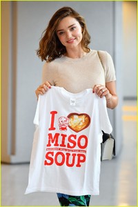 miranda-kerr-lands-tokyo-miso-soup-04.thumb.jpg.ebe590081c6ce4bdf5810bfc874eec62.jpg