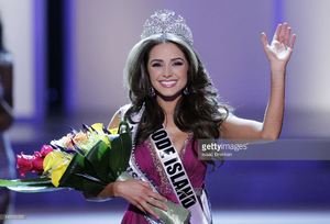 miss-rhode-island-usa-olivia-culpo-waves-to-the-crowd-after-winning-picture-id145702253.jpg