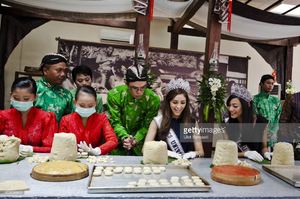 miss-universe-2012-olivia-culpo-and-newlycrowned-puteri-indonesia-picture-id160858893.jpg