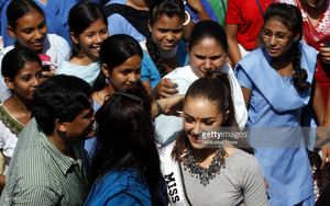 miss-universe-2012-olivia-culpo-meets-with-the-erstwhile-manual-and-picture-id182136347.jpg