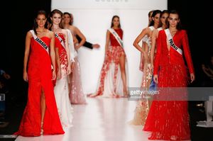 miss-universe-olivia-culpo-joins-models-on-the-runway-for-the-show-picture-id185942586.jpg