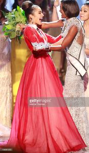 miss-usa-2012-olivia-culpo-and-leila-lopes-miss-universe-2011-react-picture-id158581255.jpg