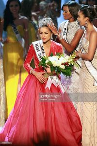 miss-usa-2012-olivia-culpo-l-is-crowned-the-2012-miss-universe-by-picture-id158627154.jpg
