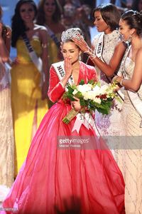 miss-usa-2012-olivia-culpo-l-is-crowned-the-2012-miss-universe-by-picture-id158627160.jpg