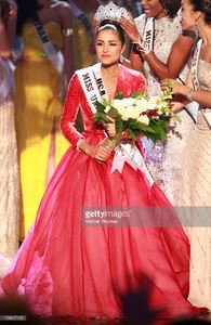 miss-usa-2012-olivia-culpo-l-is-crowned-the-2012-miss-universe-by-picture-id158627195.jpg