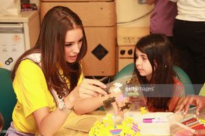 miss-usa-2012-olivia-culpo-visits-children-at-beth-israel-medical-on-picture-id150035240.jpg