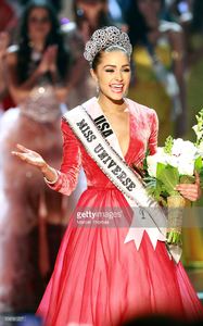 miss-usa-2012-olivia-culpo-waves-to-the-crowd-after-being-named-the-picture-id158581257.jpg